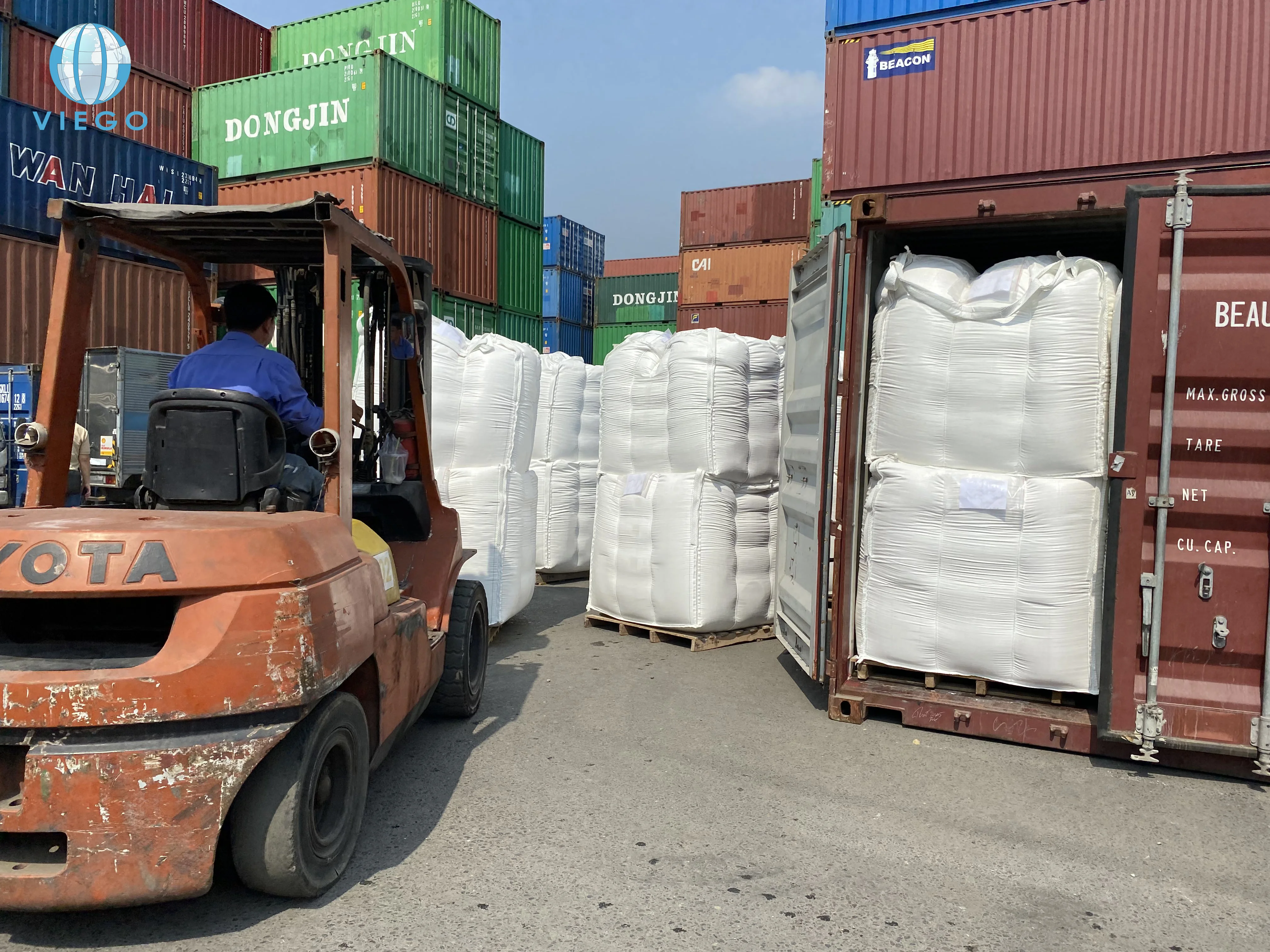 Native tapioca starch in Supersacks are stuffed in containers